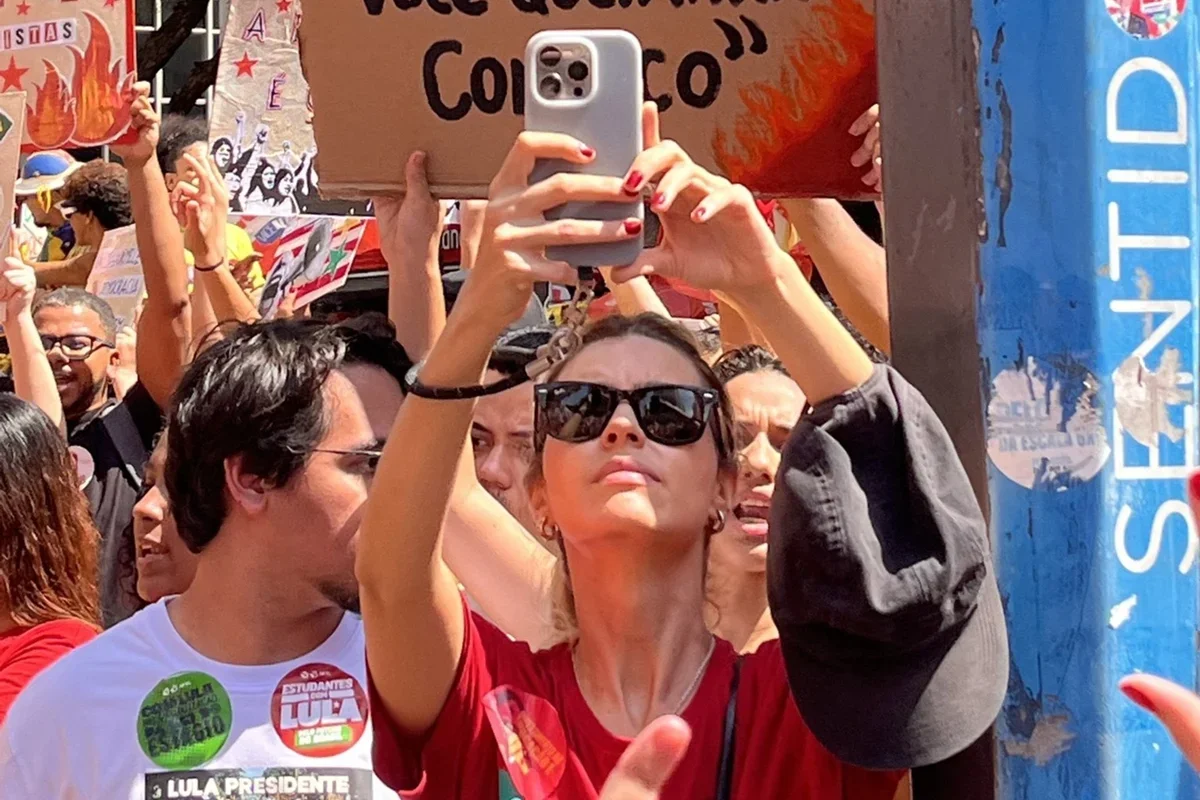 Alanis Guillen: fãs apontam celular dela entre 12 aparelhos recuperados pela PM