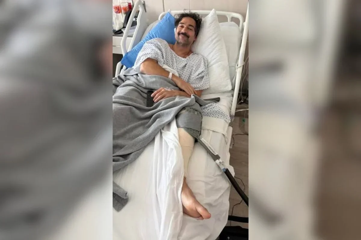 Alfonso Herrera aparece em hospital após 3ª cirurgia no joelho