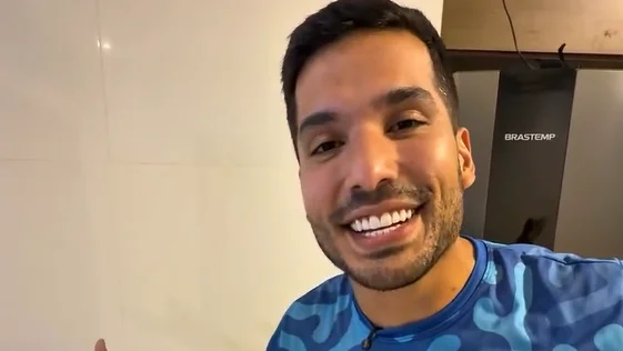 André Fernandes promove adesivaço pró-Flávio Bolsonaro em cinco bairros