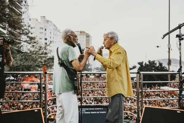 Atos pró-Lula reúnem Caetano e Emicida em manifestações pelo país
