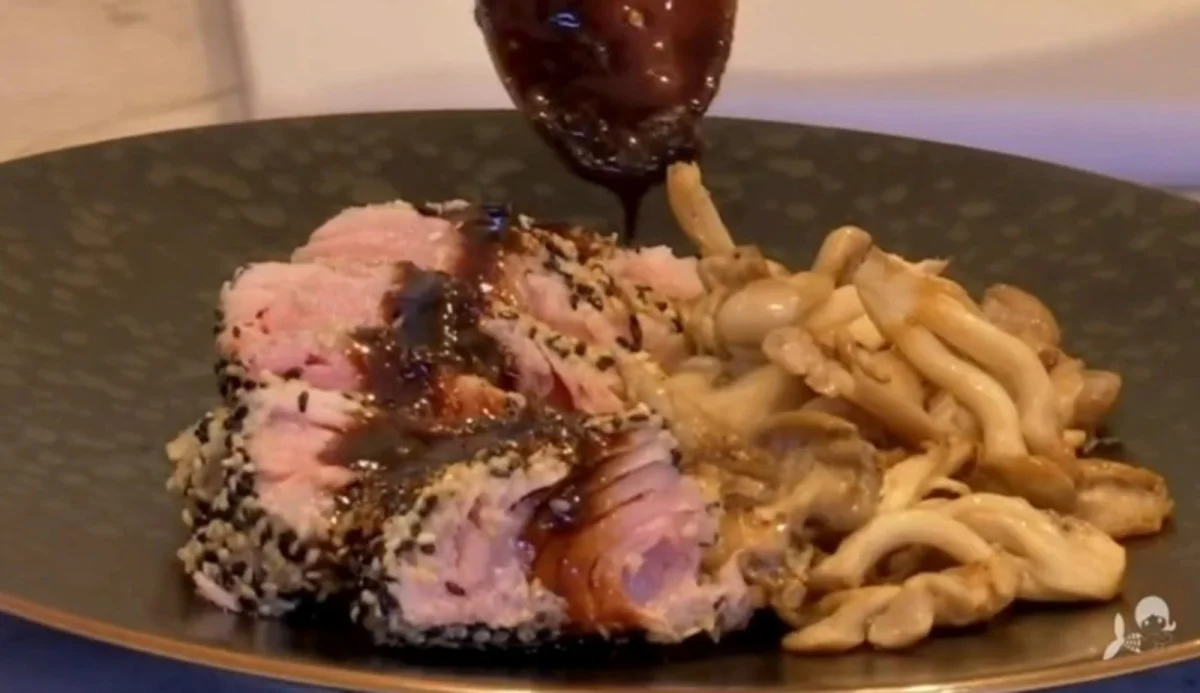 Atum com crosta de gergelim: teriyaki de rapadura dá toque nordestino