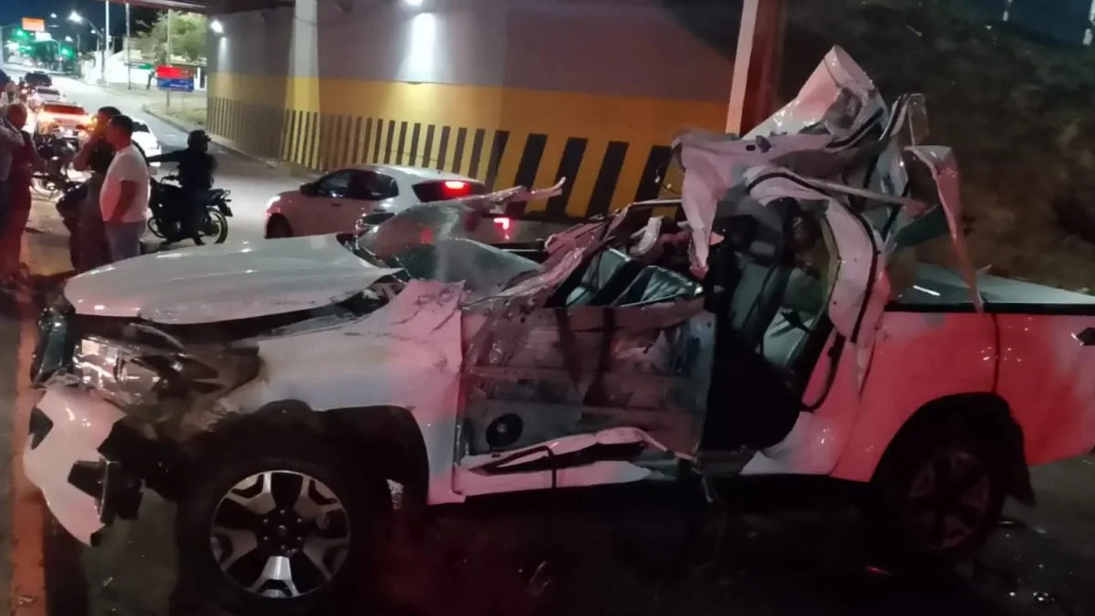 Avenida Bernardo Manuel: capotamento mata Elaine Oliveira em Hilux