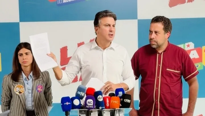 Camilo Santana desafia Flávio Bolsonaro a abrir sigilos no TSE