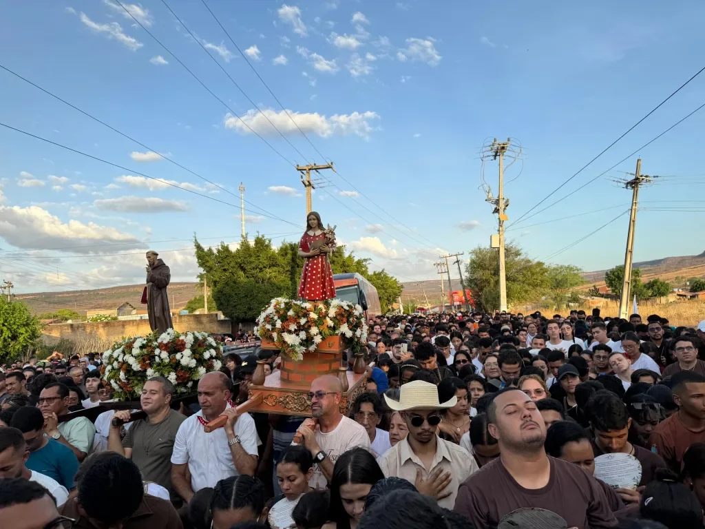 Caminhada da Juventude mobiliza devotos rumo a Menina Benigna