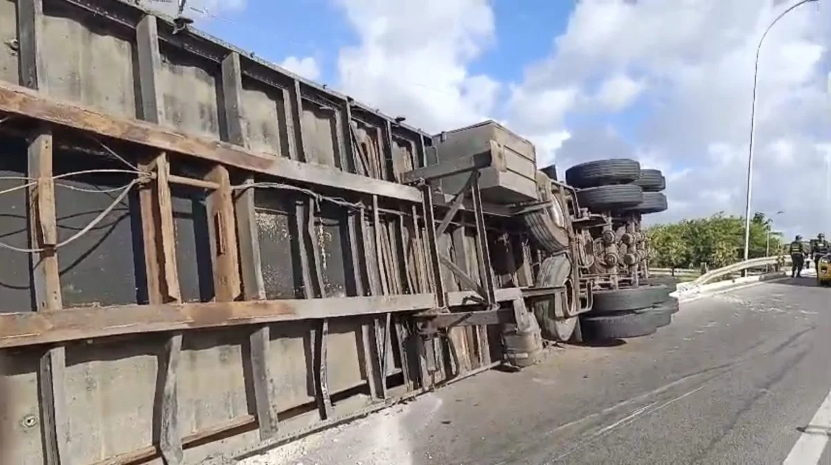 Carreta frigorífica fica suspensa na descida do viaduto da BR-116