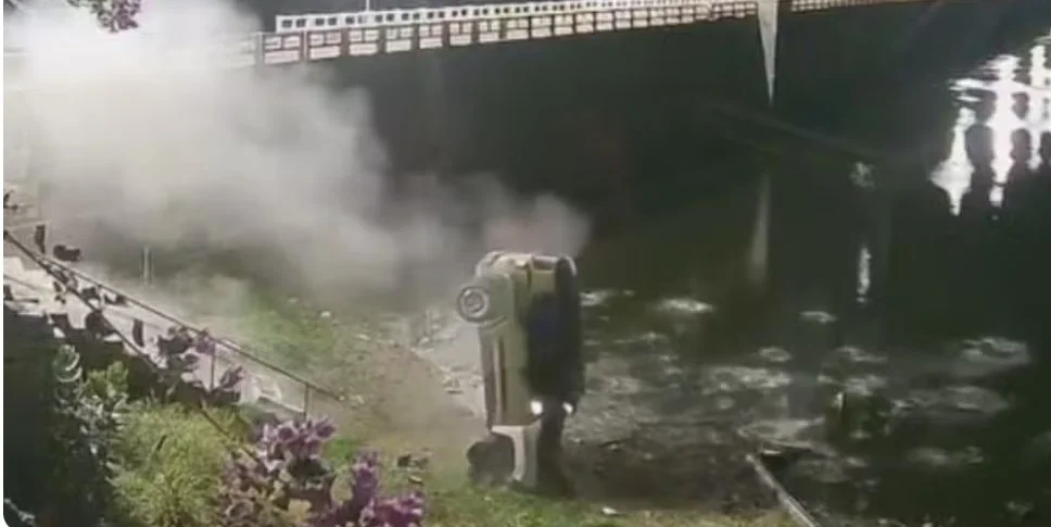 Carro derruba mureta e cai nas margens de barragem