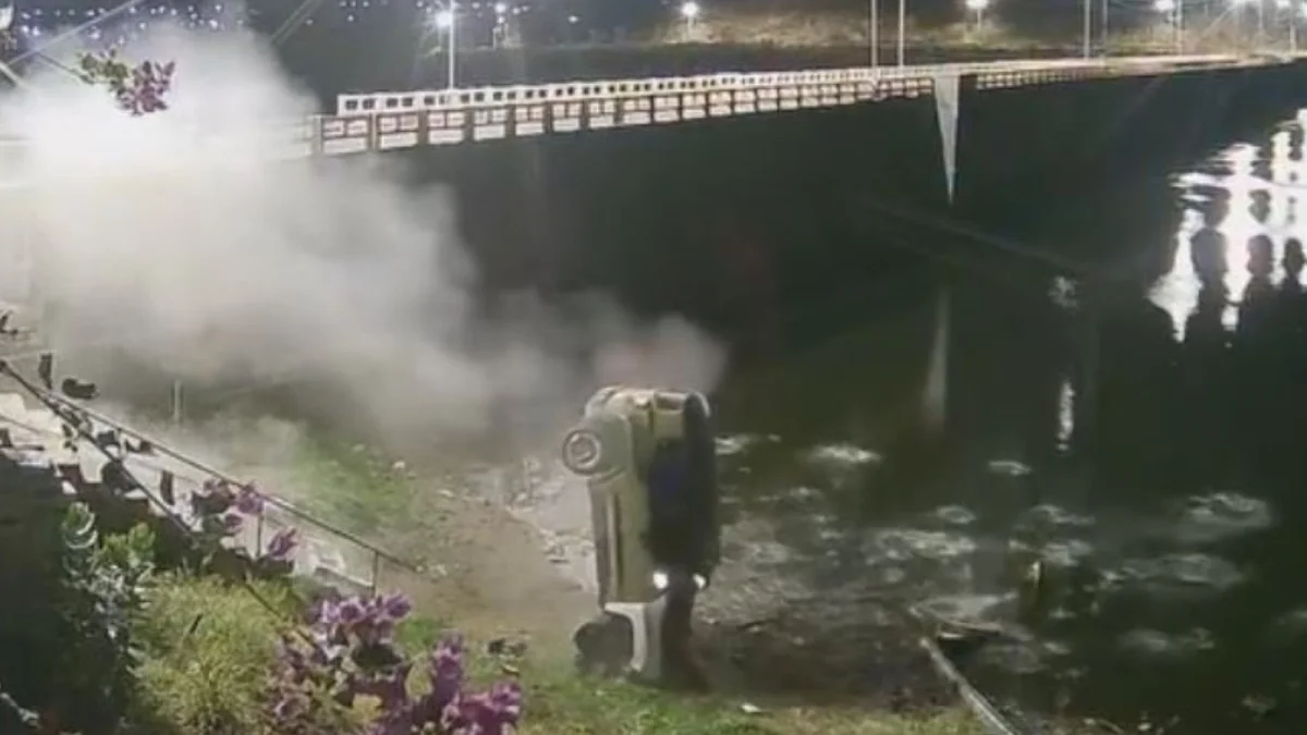 Carro despenca e cai "de bico" em barragem de Quixeramobim