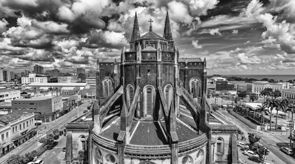 Catedral Metropolitana de Fortaleza: entrada principal interditada por risco de queda
