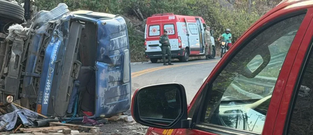 CE-440: caminhão tomba na Serra da Meruoca e vaza combustível