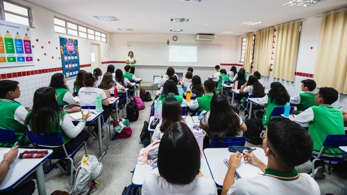 Ceará antecipa o Dia do Professor e cria feriadão de 4 dias