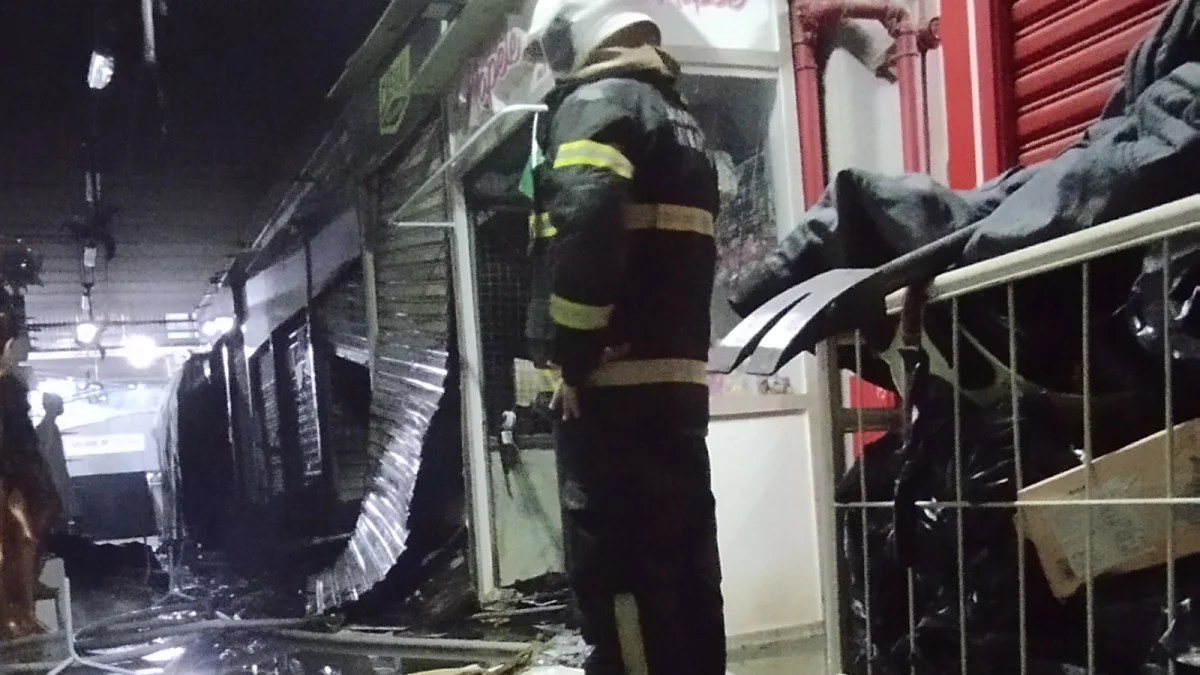 Centro Fashion Fortaleza: fogo danifica cinco boxes, sem feridos