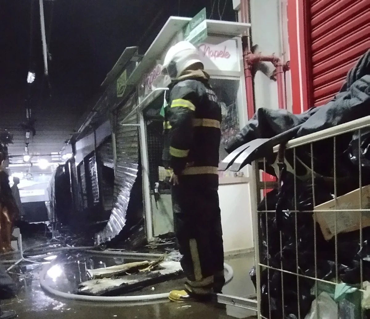 Centro Fashion: incêndio atinge cinco lojas e mobiliza bombeiros