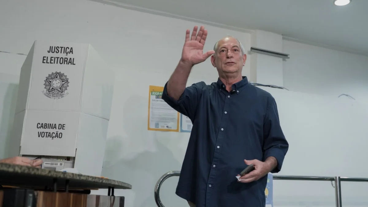 Ciro Gomes chama oposição de "ditadura corrupta" ao votar em Fortaleza