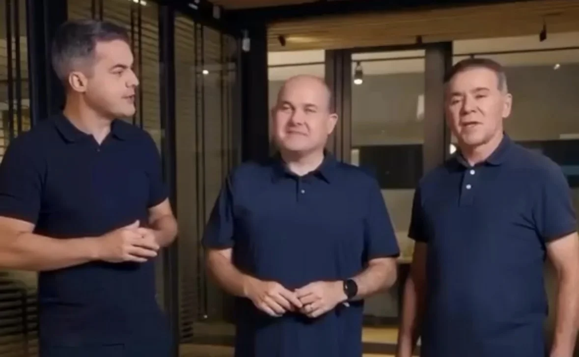 Ciro Gomes mantém silêncio enquanto aliados aderem a Flávio Bolsonaro