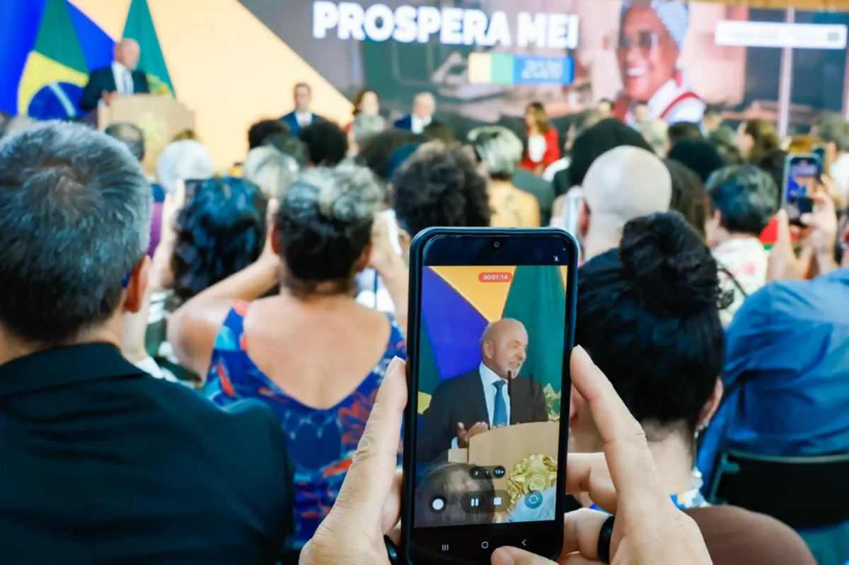 Conheça meta reconhece, em mensagens internas, prejuízo a lula e sugestão irregular do perfil de flávio bolsonaro nas buscas