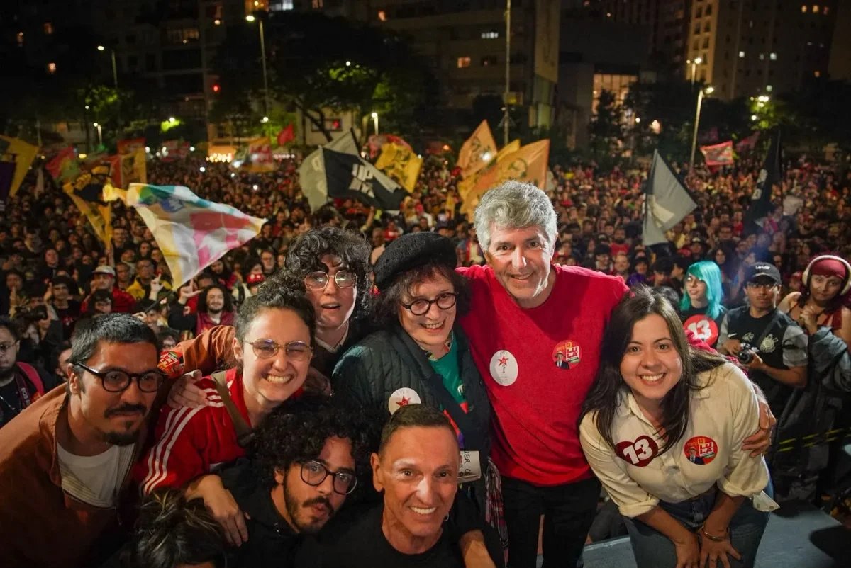 Contra‑atacar: juventude lota Praça Franklin Roosevelt