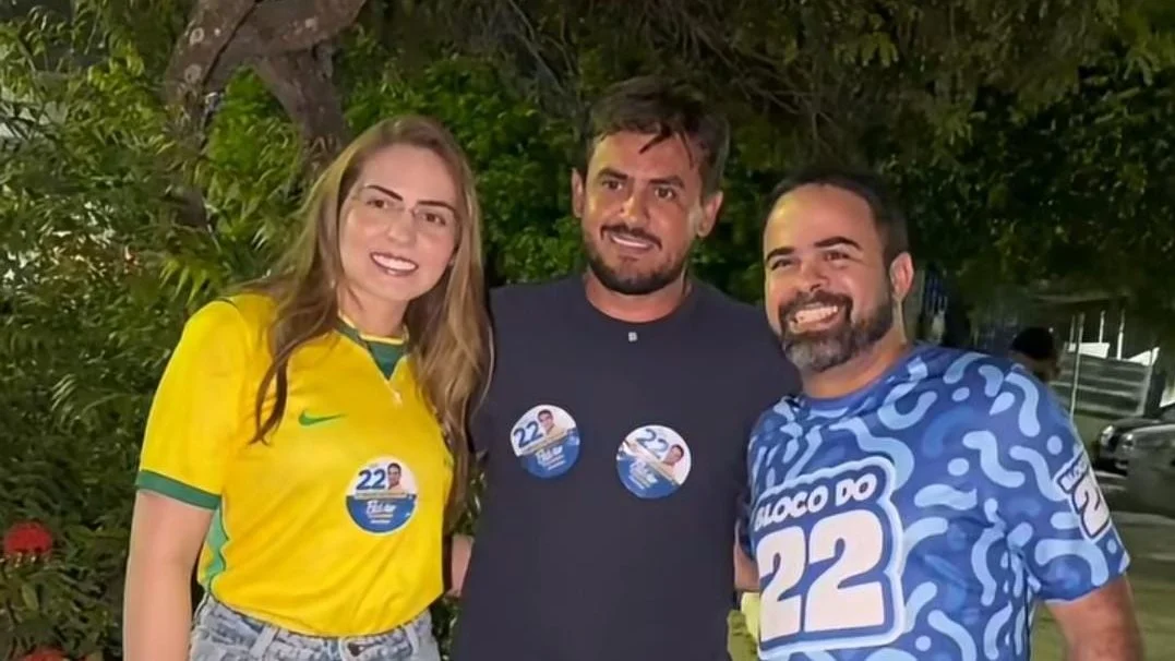 Edilson das Casas cola adesivos com nome de Flávio Bolsonaro
