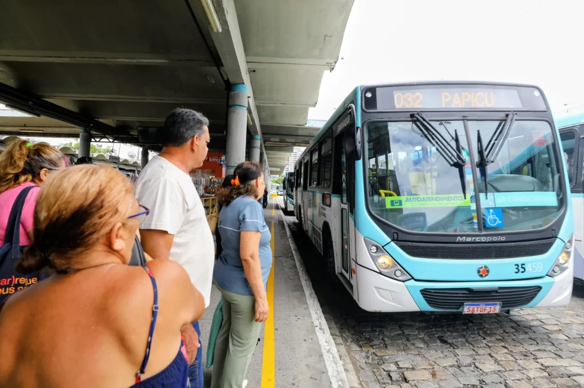 Elmano anuncia transporte público gratuito nos fins de semana em Fortaleza