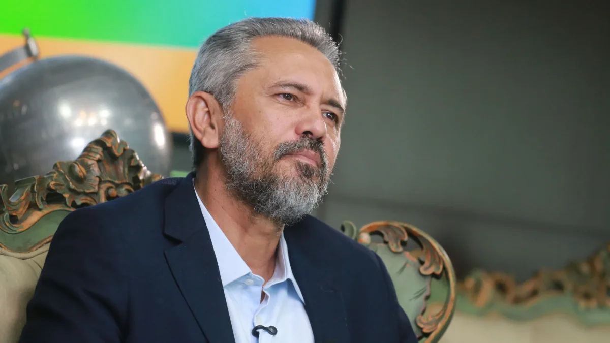 Elmano de Freitas antecipa feriado do Dia do Professor e garante 2 dias de folga