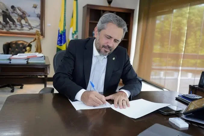 Elmano de Freitas antecipa salários estaduais e muda expediente
