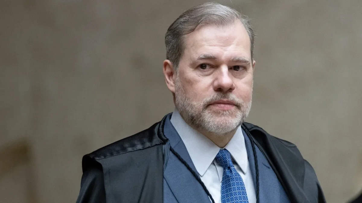 Elmano de Freitas: emissoras ficam sujeitas a multa de R$100 mil