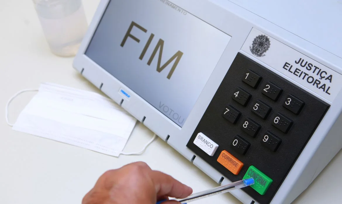 Elmano de Freitas vence em 151 municípios; vantagem de mais de 375 mil votos