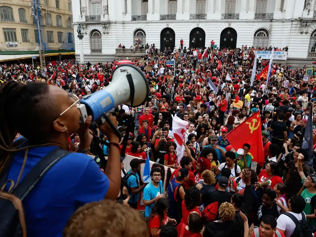 Estudantes ocupam ruas e ampliam atos contra Flávio Bolsonaro