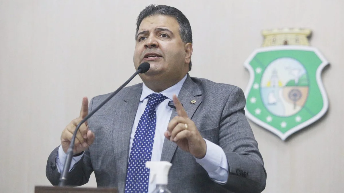 Felipe Mota parabeniza Elmano de Freitas após derrota