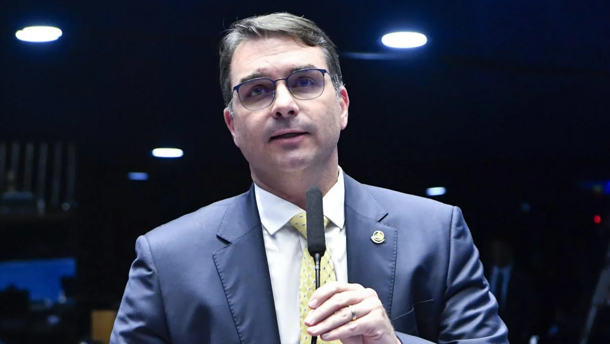 Flávio Bolsonaro: Centrão pressiona por voto distrital misto depois do desempenho do PL
