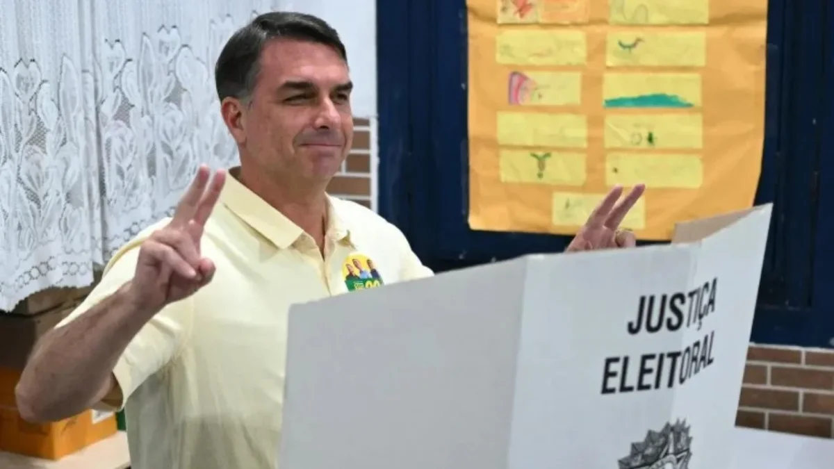 Flávio Bolsonaro: chega às urnas no Rio e pede "voto de protesto"