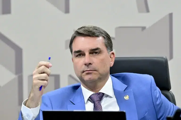 Flávio Bolsonaro confirma participação no debate da Band após recuo