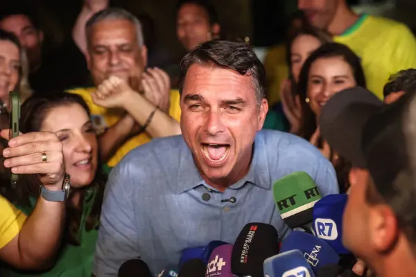 Flávio Bolsonaro crava 47,10% e declara 'fim da era do PT'
