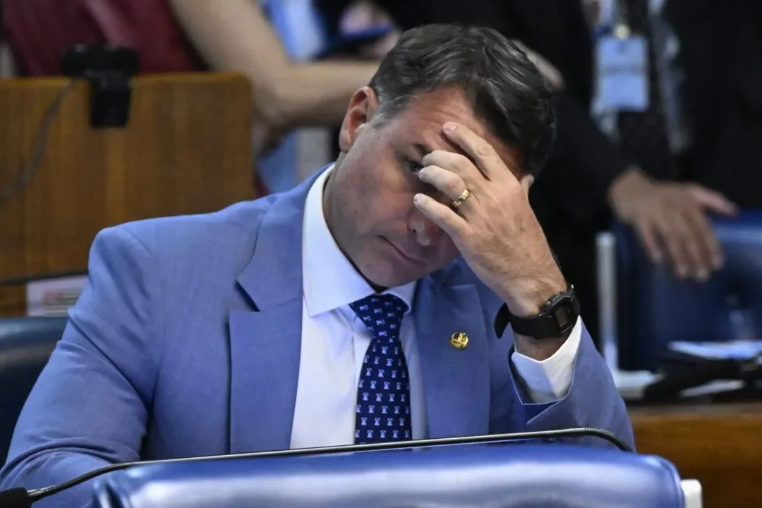 Flávio Bolsonaro desiste do debate da TV Globo por "censura"