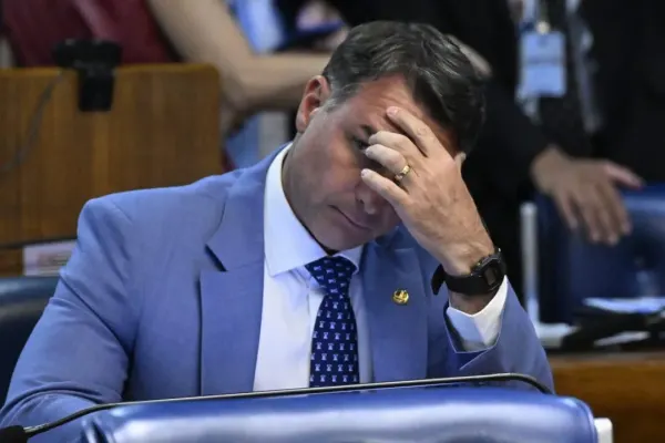 Flávio Bolsonaro é alvo de nova investigação por R$ 3,1 mi