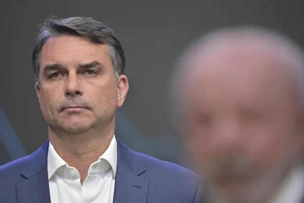 Flávio Bolsonaro evita explicar R$ 134 milhões e outros pontos no debate