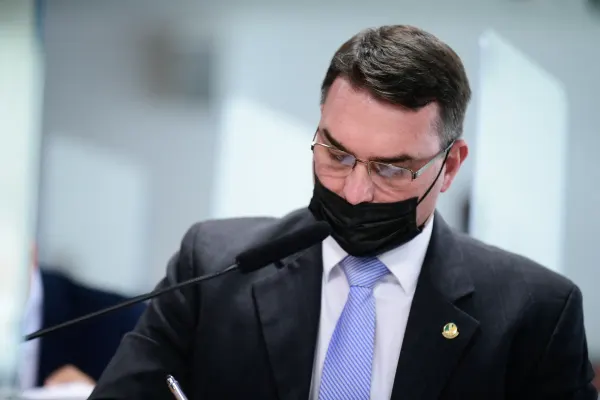 Flávio Bolsonaro: lancha com lobistas da Covaxin enquanto 1.110 morriam