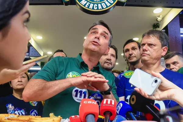 Flávio Bolsonaro: plano propõe elevar aposentadoria para 67 anos