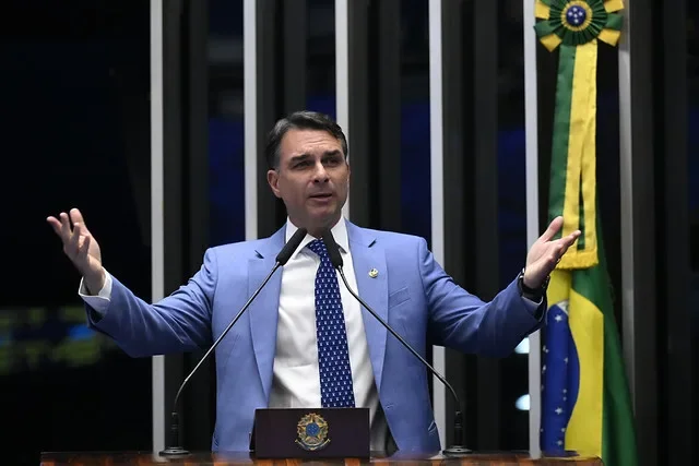 Flávio Bolsonaro: plano “tesouraço” ameaça investimentos sociais