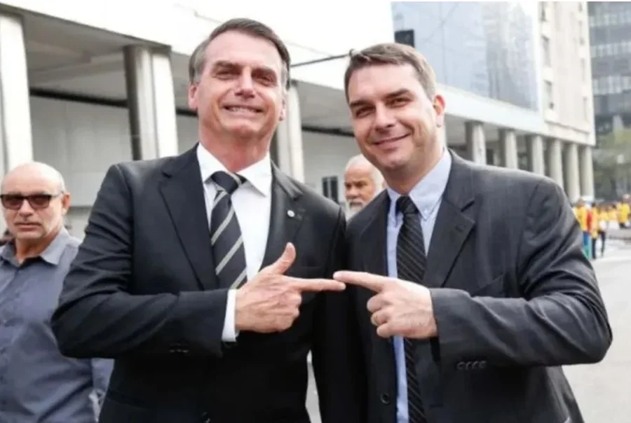 Flávio Bolsonaro promete receber faixa do pai, condenado pelo STF