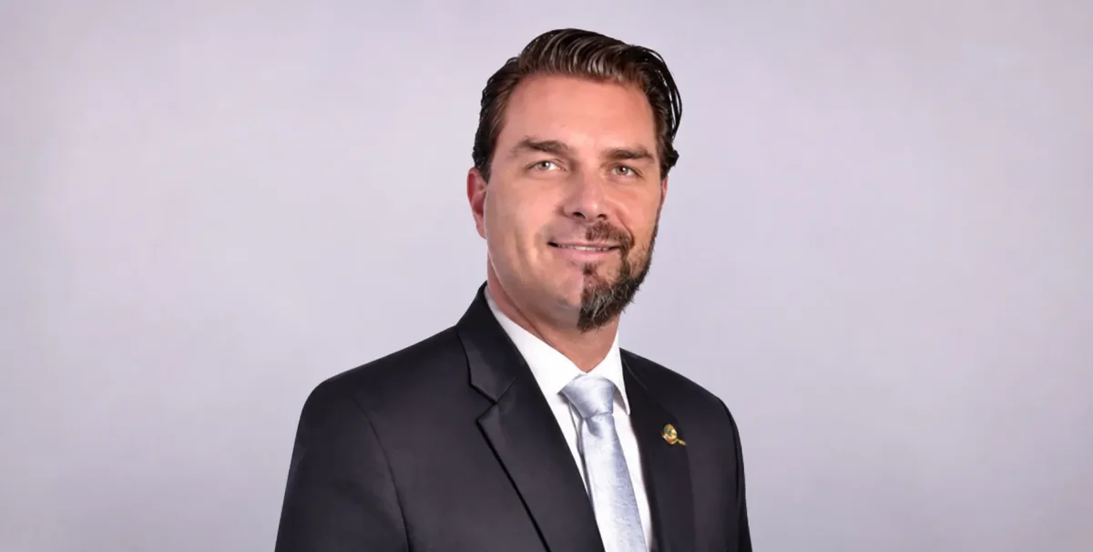 Flávio Bolsonaro: suposta trama de Daniel Vorcaro ameaça 2º turno