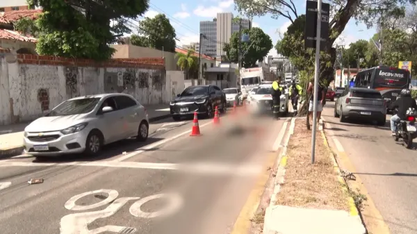 Fortaleza: homem tropeça, cai na pista e é atropelado por caminhão