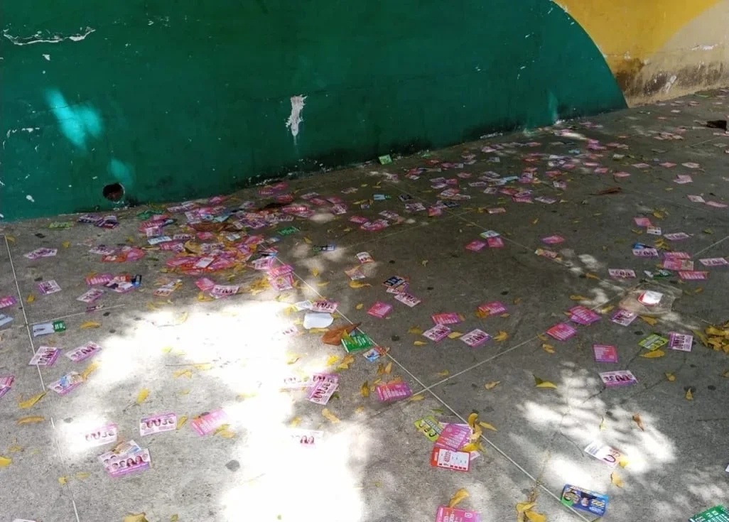 Fortaleza: santinhos espalhados deixam ruas cobertas
