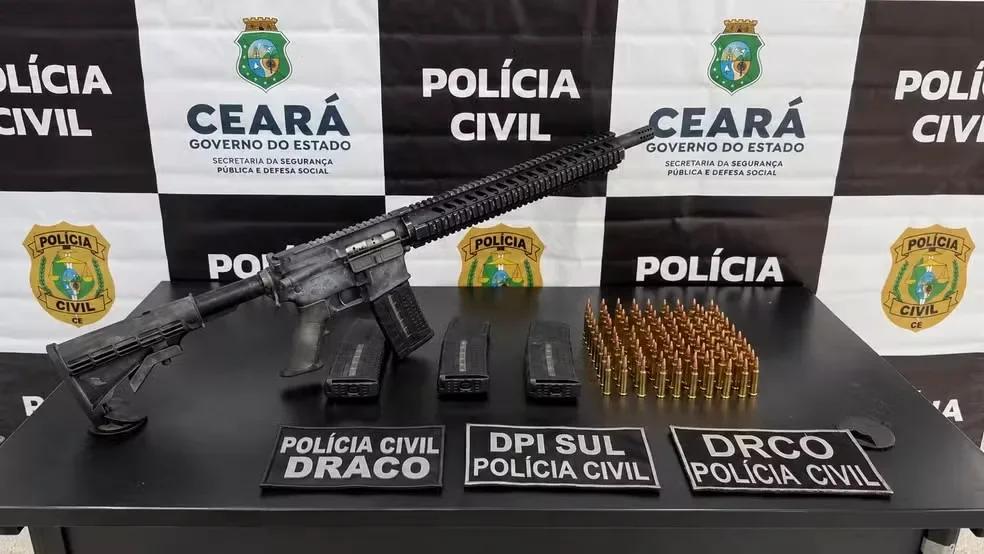 Fuzil 5,56 mm: 100 munições e 2 granadas em carro apreendido