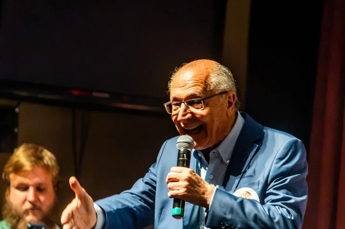Geraldo Alckmin cita R$61 milhões na relação de Flávio Bolsonaro