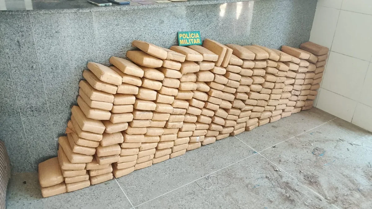 Hilux com 200 kg de skunk: dupla é presa após tentativa de fuga no Ceará