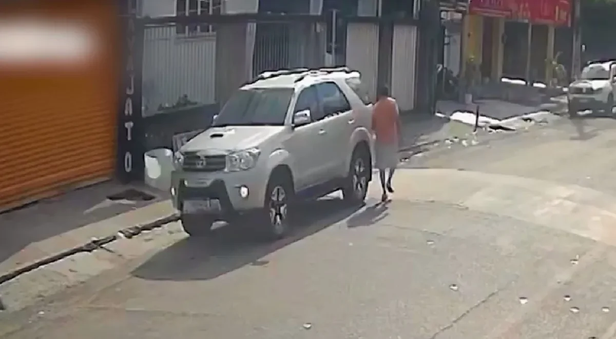Homem em caminhonete é flagrado furtando lixeira na calçada