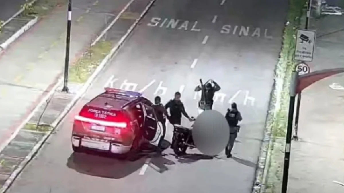 Homem perde o controle duas vezes e é preso com moto furtada