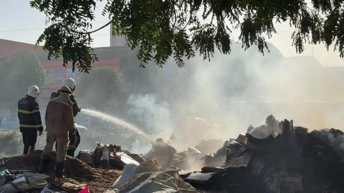 Itaperi: incêndio destrói grande estoque de recicláveis