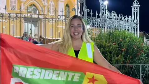 Jade Romero vai a pé de Fortaleza a Canindé com bandeira de Lula