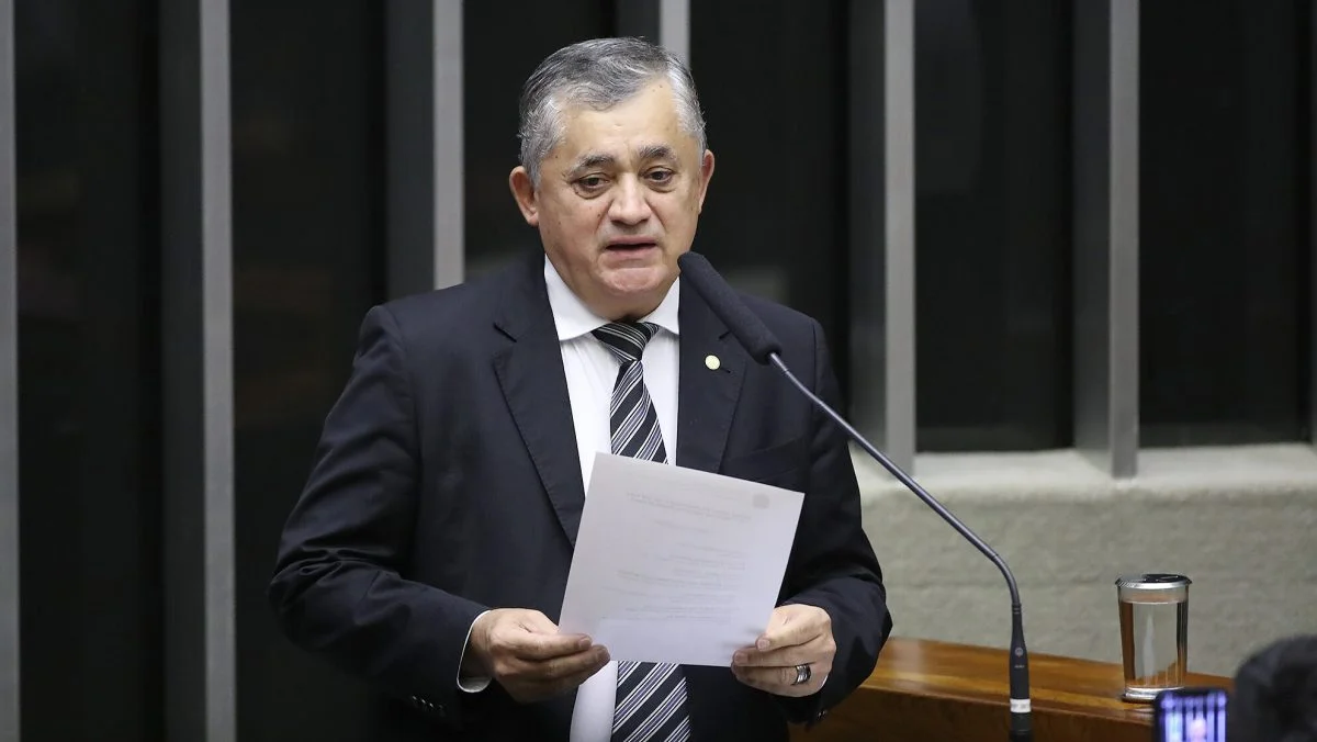 José Guimarães acusa Flávio Bolsonaro de pedir queda de perfis nas redes